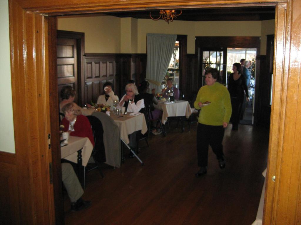 Castle Manor Inn Глостър Екстериор снимка