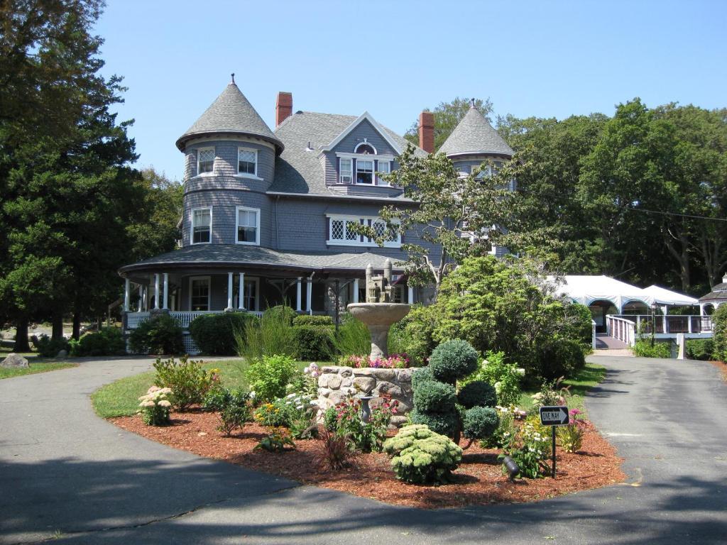 Castle Manor Inn Глостър Екстериор снимка
