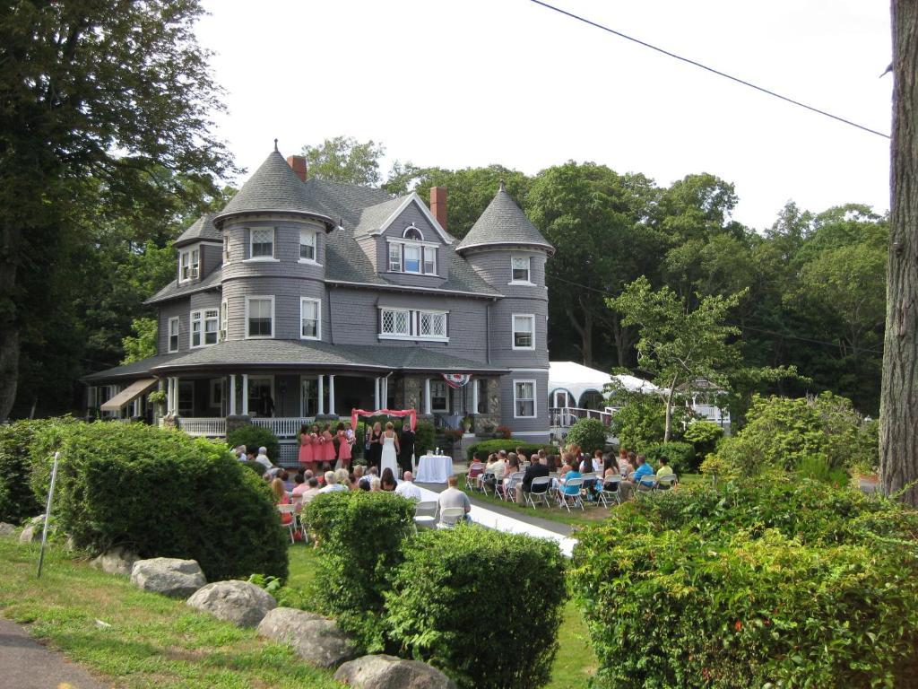 Castle Manor Inn Глостър Екстериор снимка