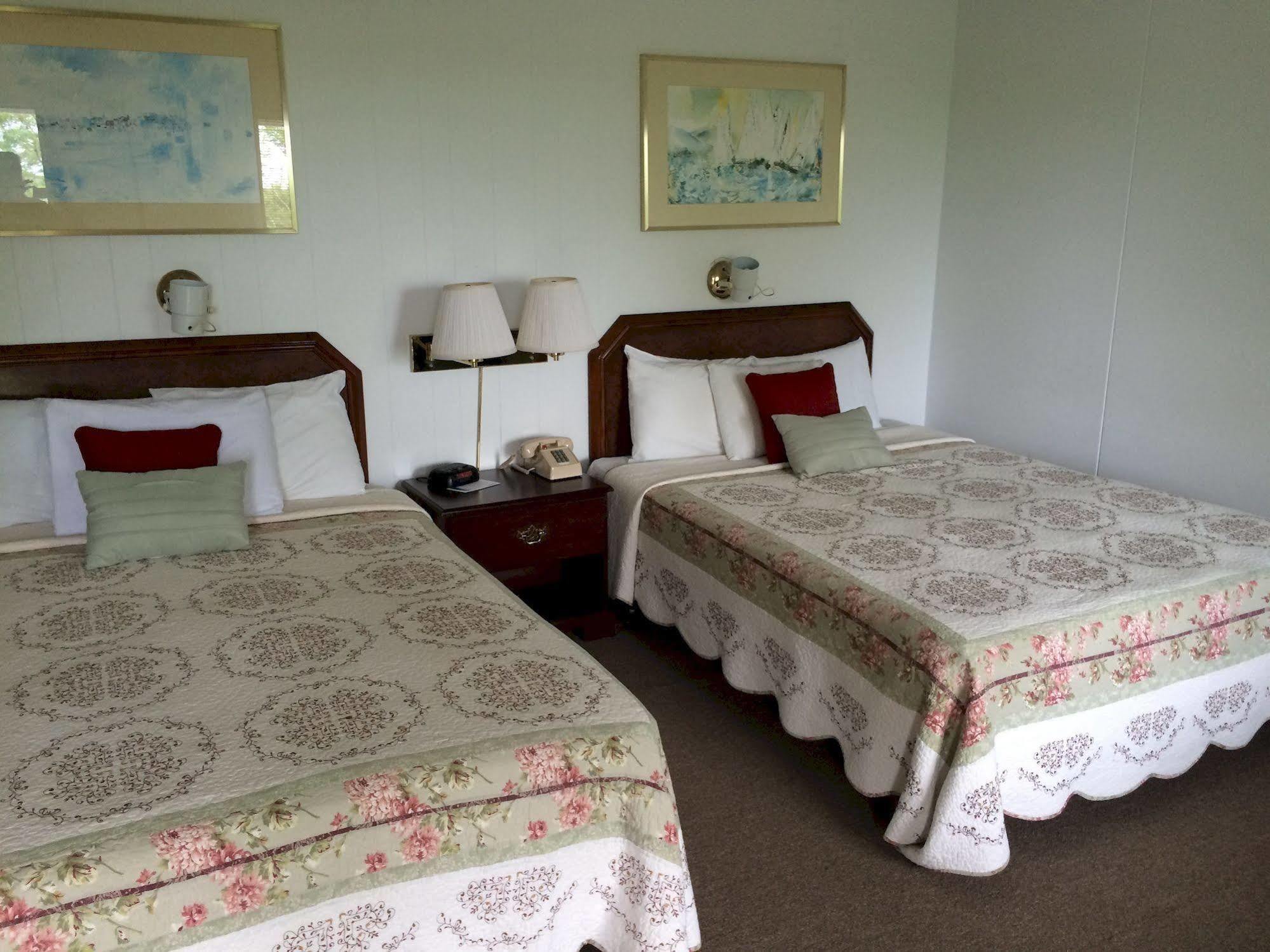 Castle Manor Inn Глостър Екстериор снимка