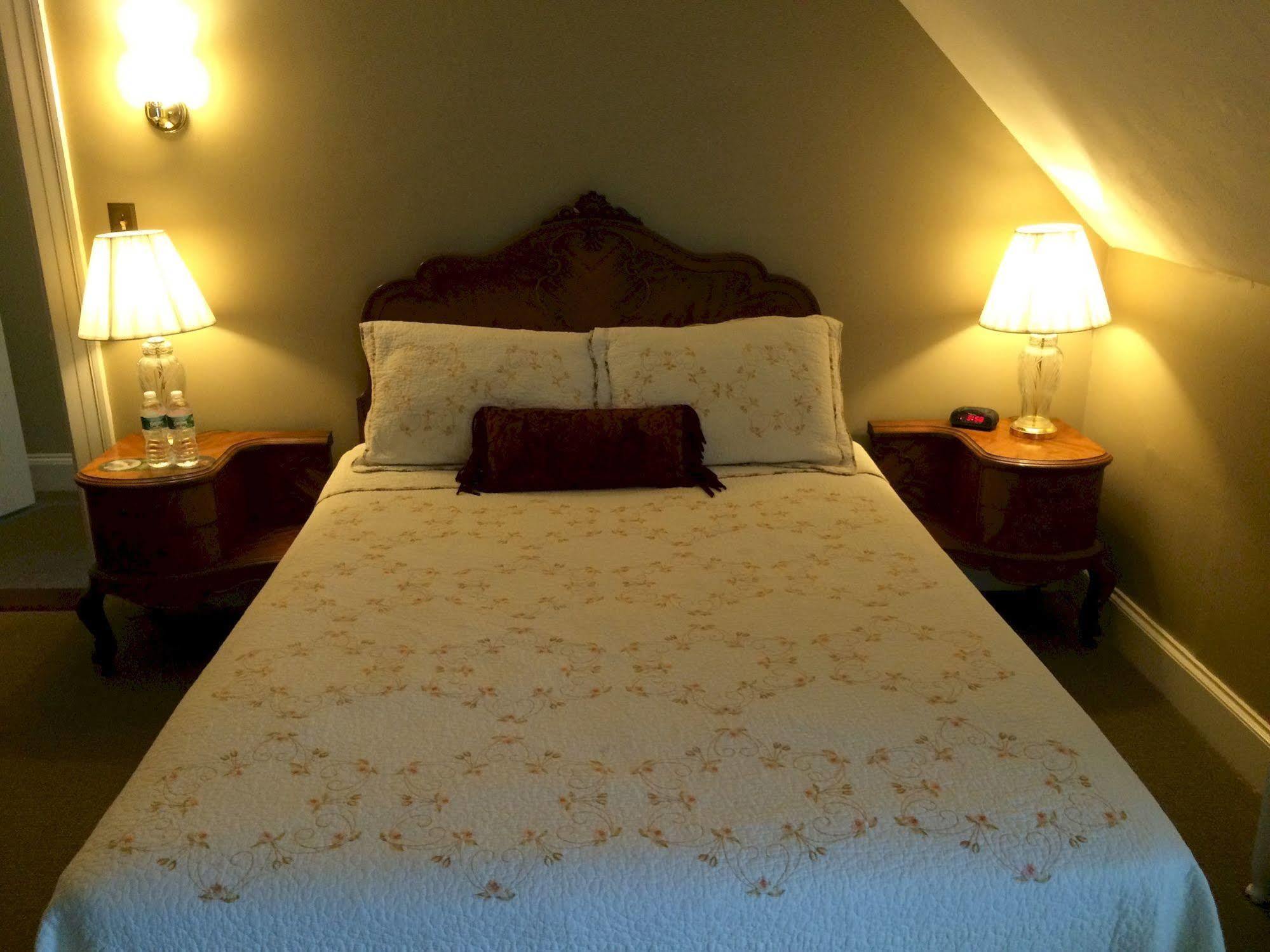 Castle Manor Inn Глостър Екстериор снимка